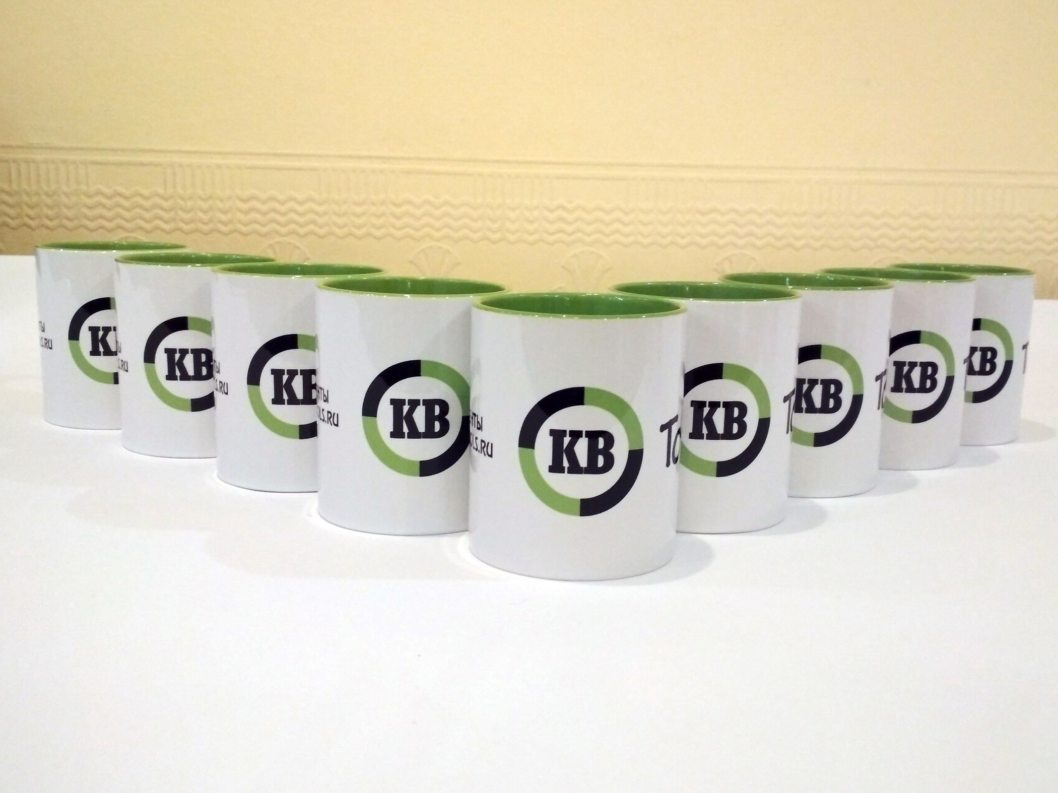 Кружка белая с саловой ручкой и салатовая внутри для компании KB-Tools