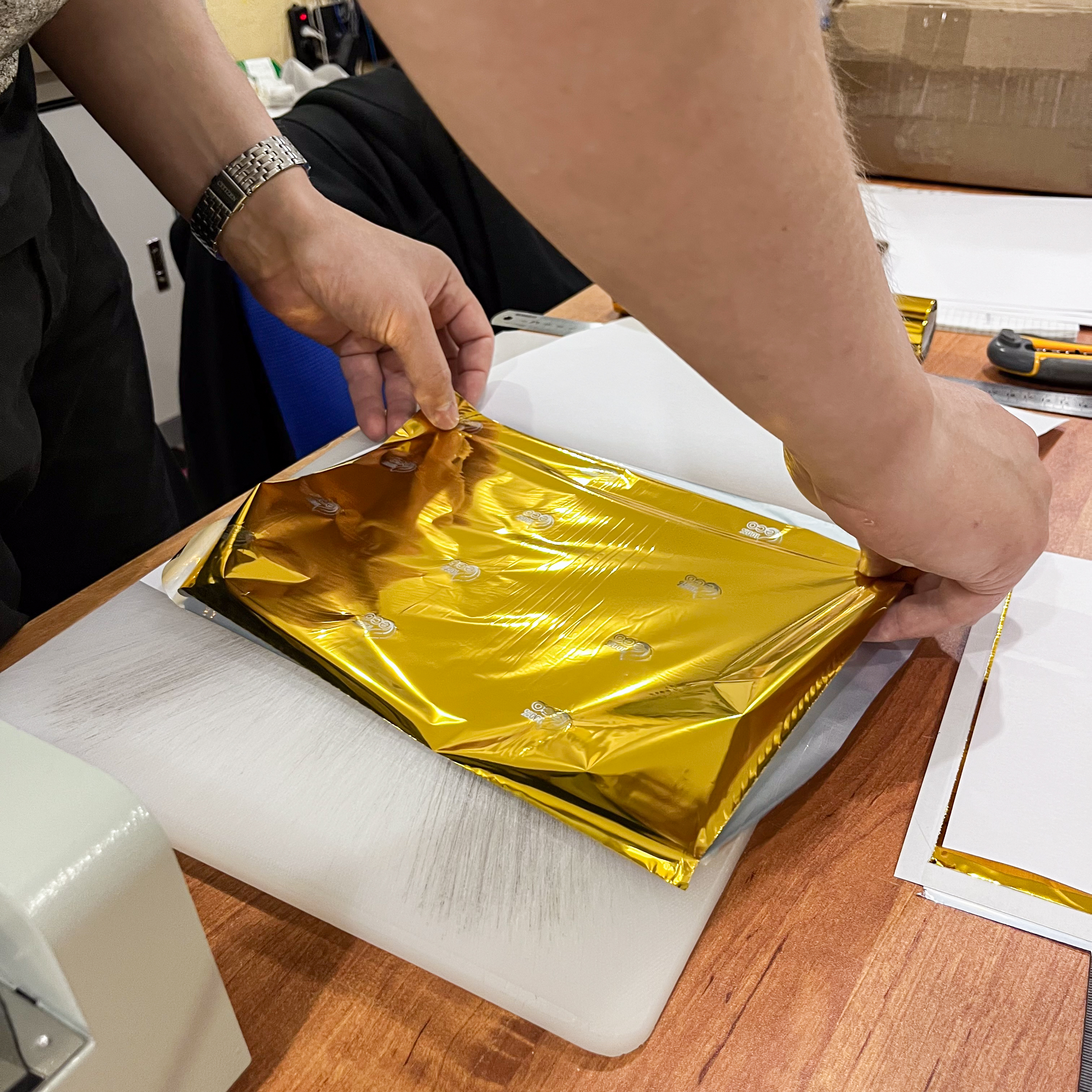 Дизайн макета, визитки с фольгированием для студии моментального загара Bronze Bliss