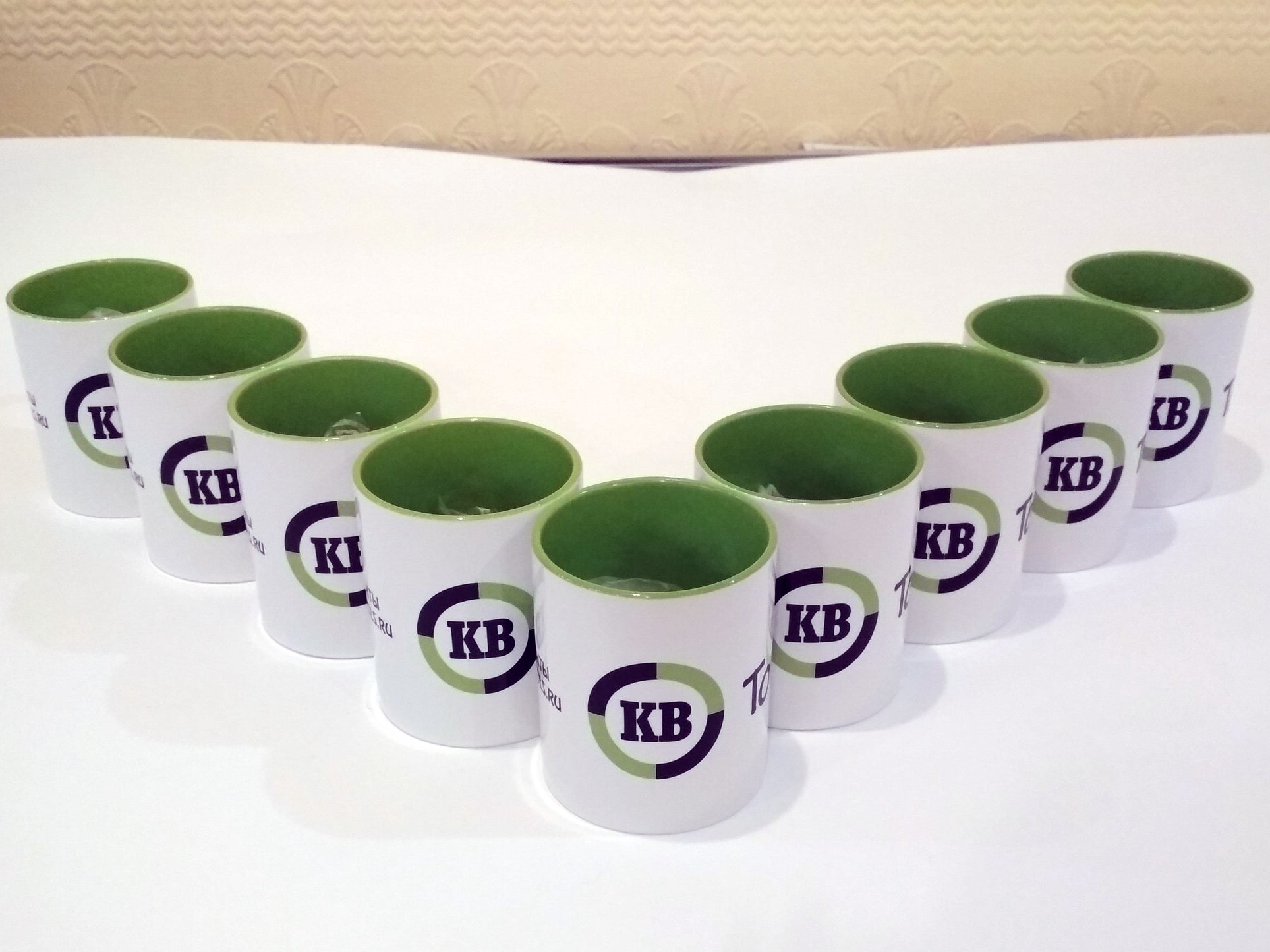 Кружка белая с саловой ручкой и салатовая внутри для компании KB-Tools
