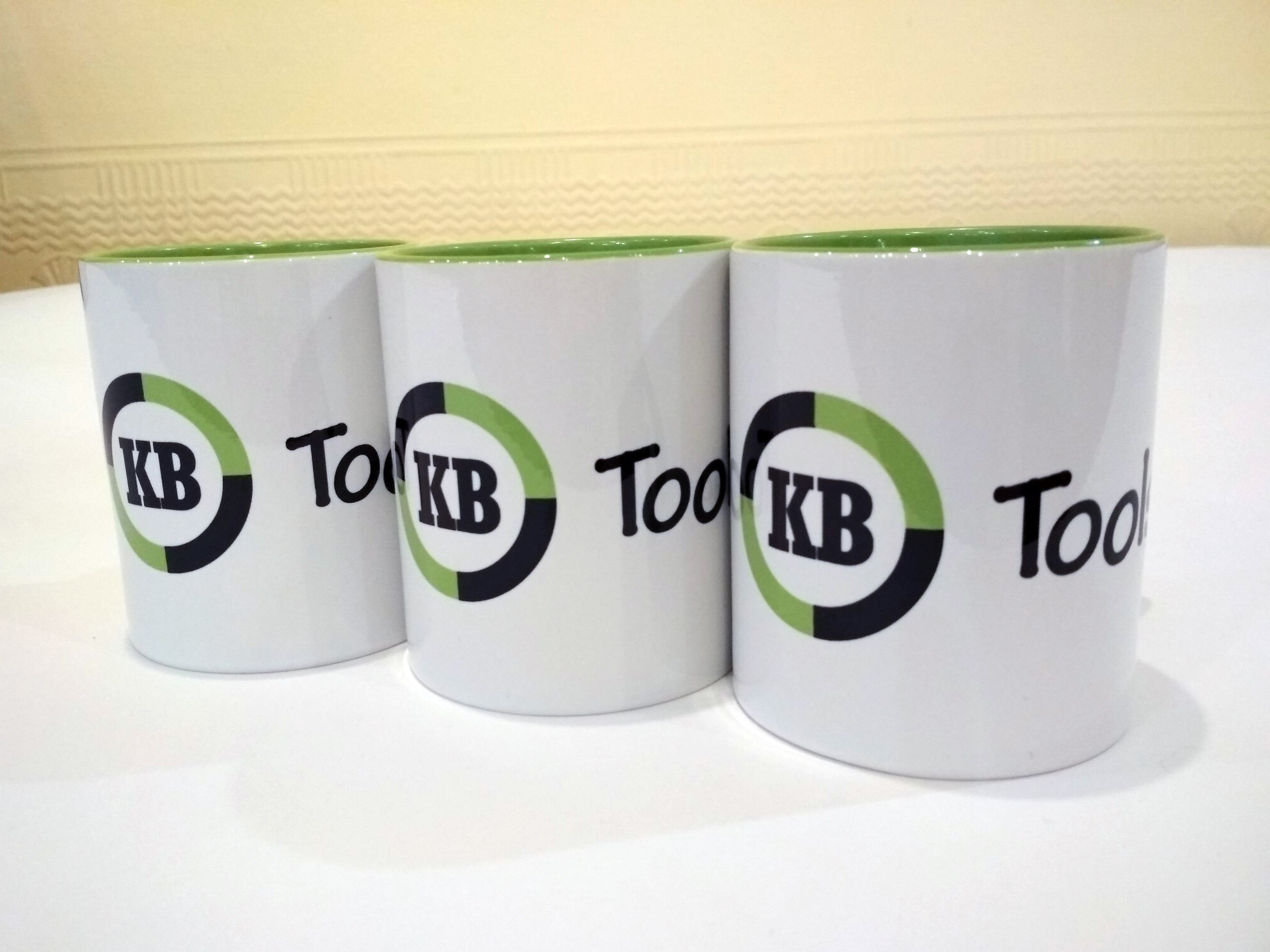 Кружка белая с саловой ручкой и салатовая внутри для компании KB-Tools