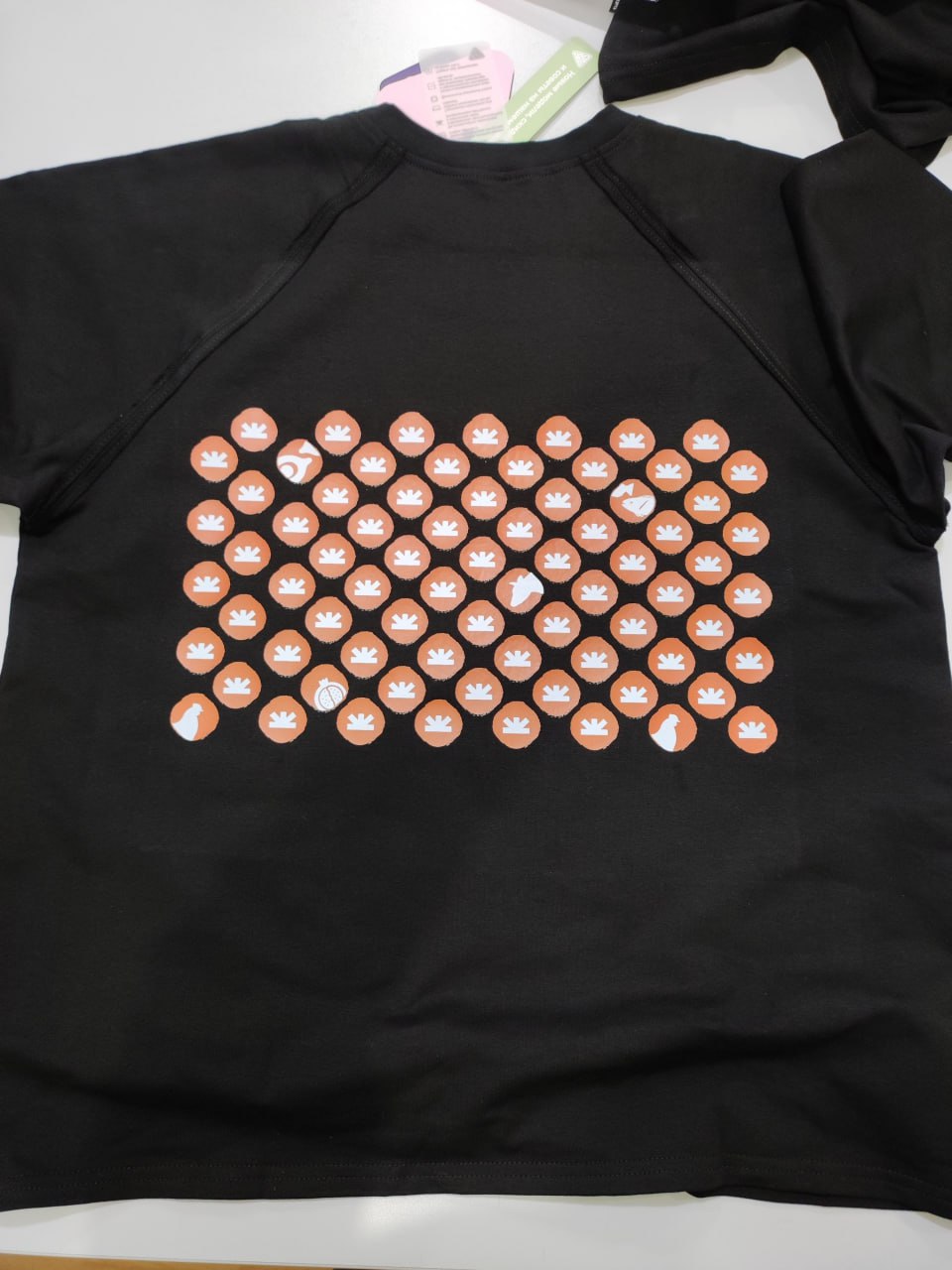 Футболки и значки для ресторана Вокруг Огня