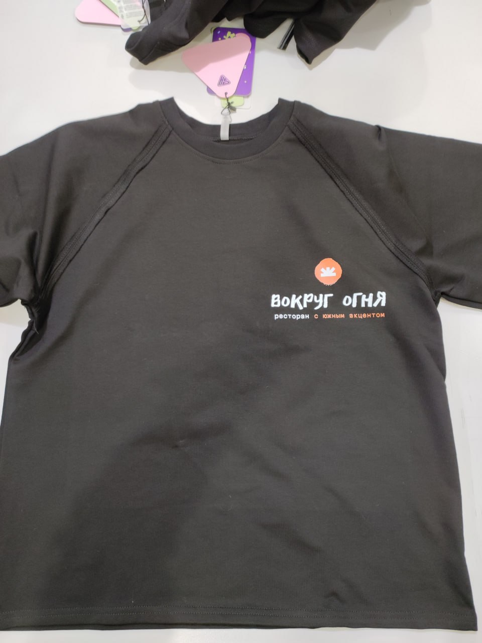 Футболки и значки для ресторана Вокруг Огня