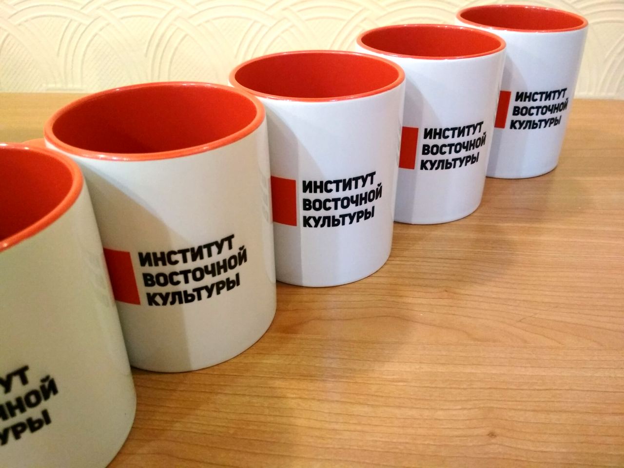 Кружки белые с красной ручкой и красные внутри для Института Восточной Культуры