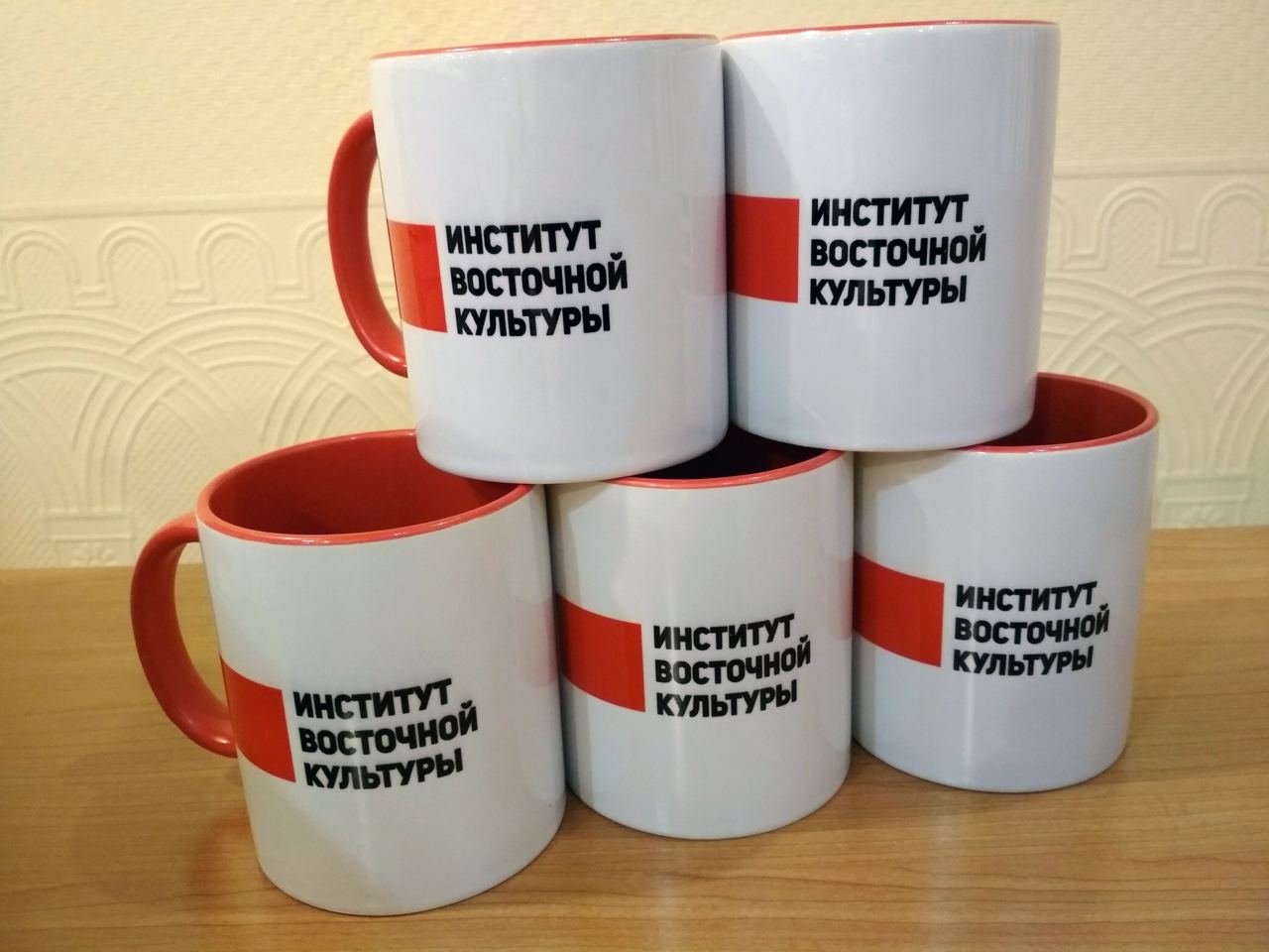 Кружки белые с красной ручкой и красные внутри для Института Восточной Культуры
