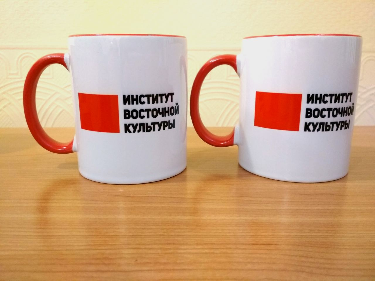 Кружки белые с красной ручкой и красные внутри для Института Восточной Культуры