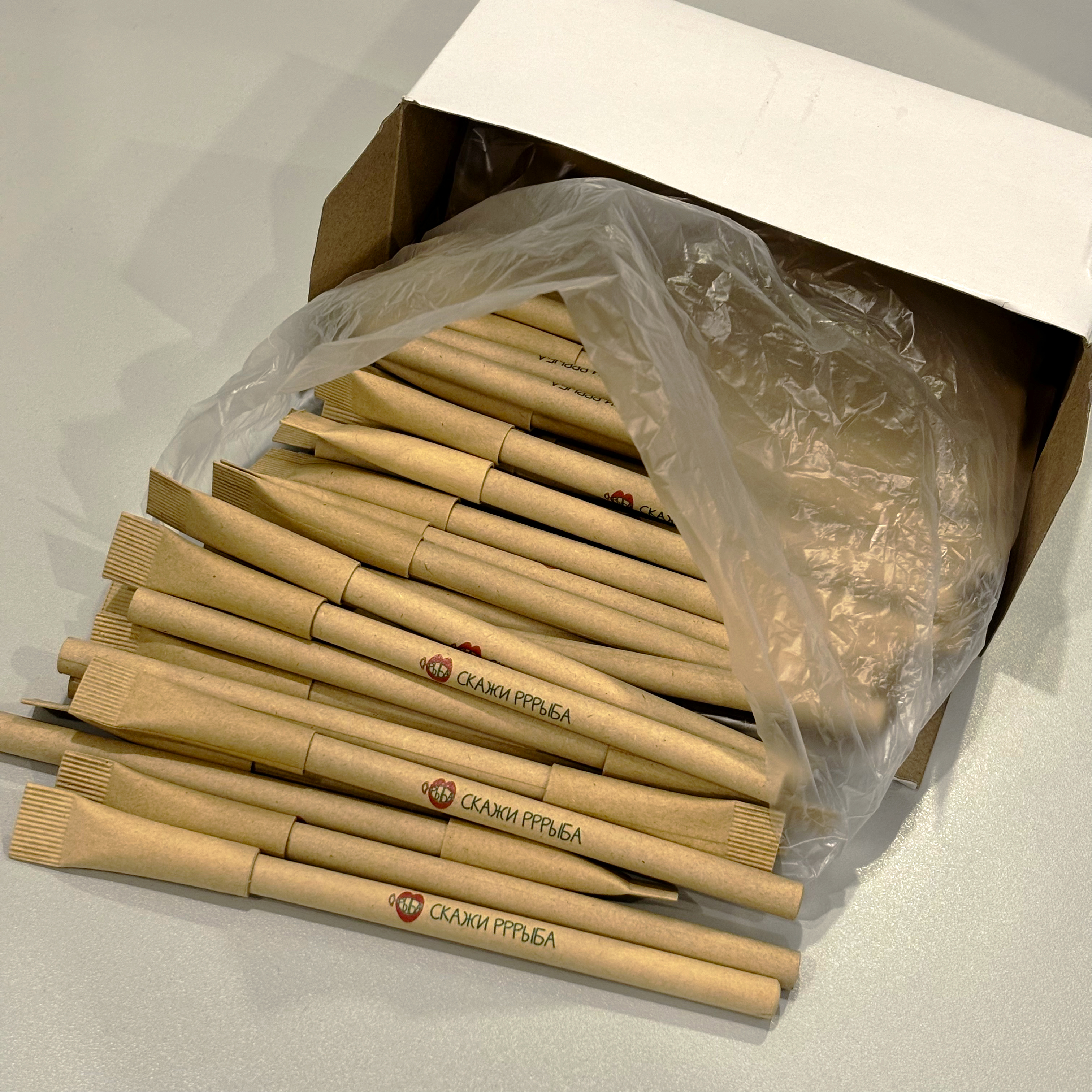 Карандаши и ручки для детского центра Скажи Рррыба