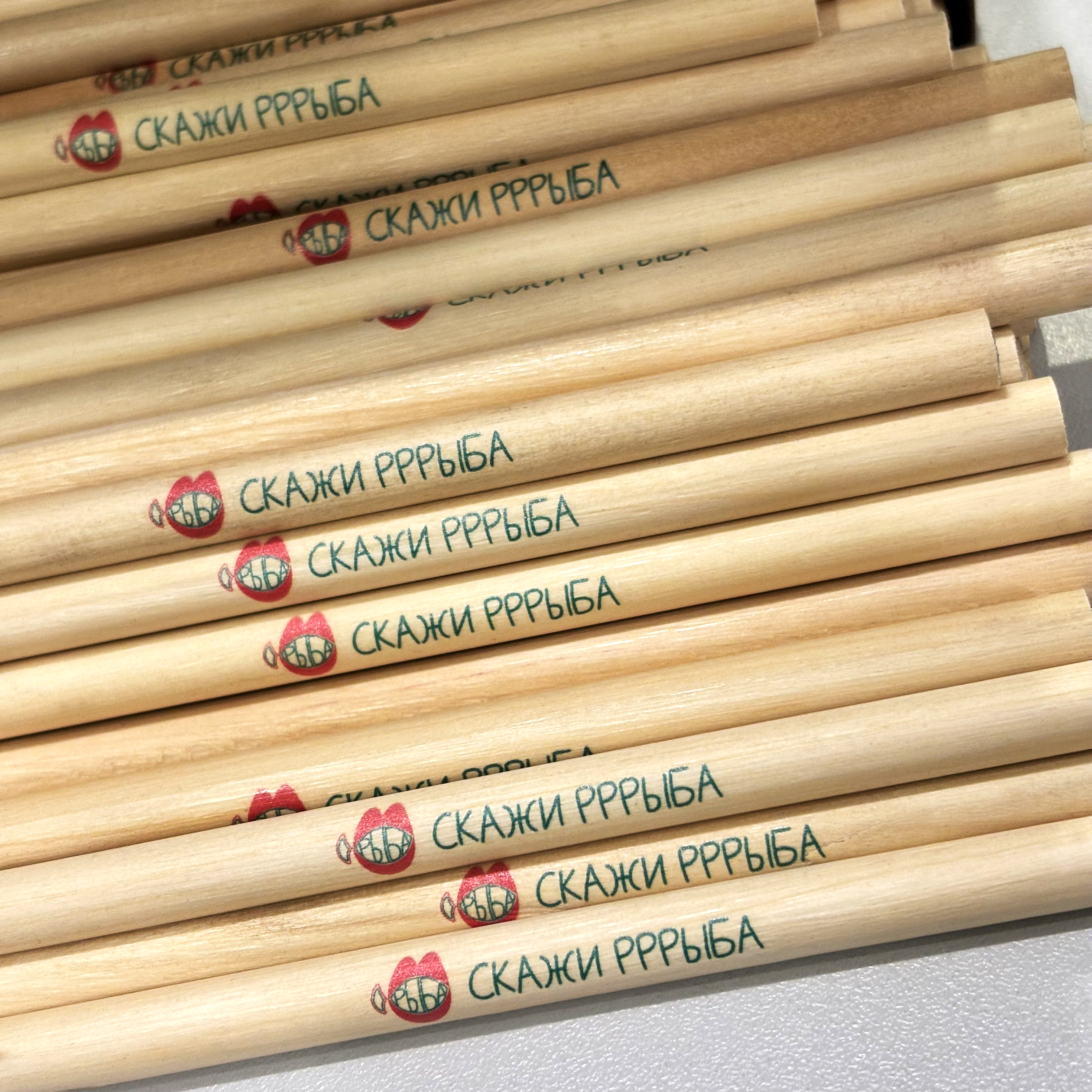 Карандаши и ручки для детского центра Скажи Рррыба