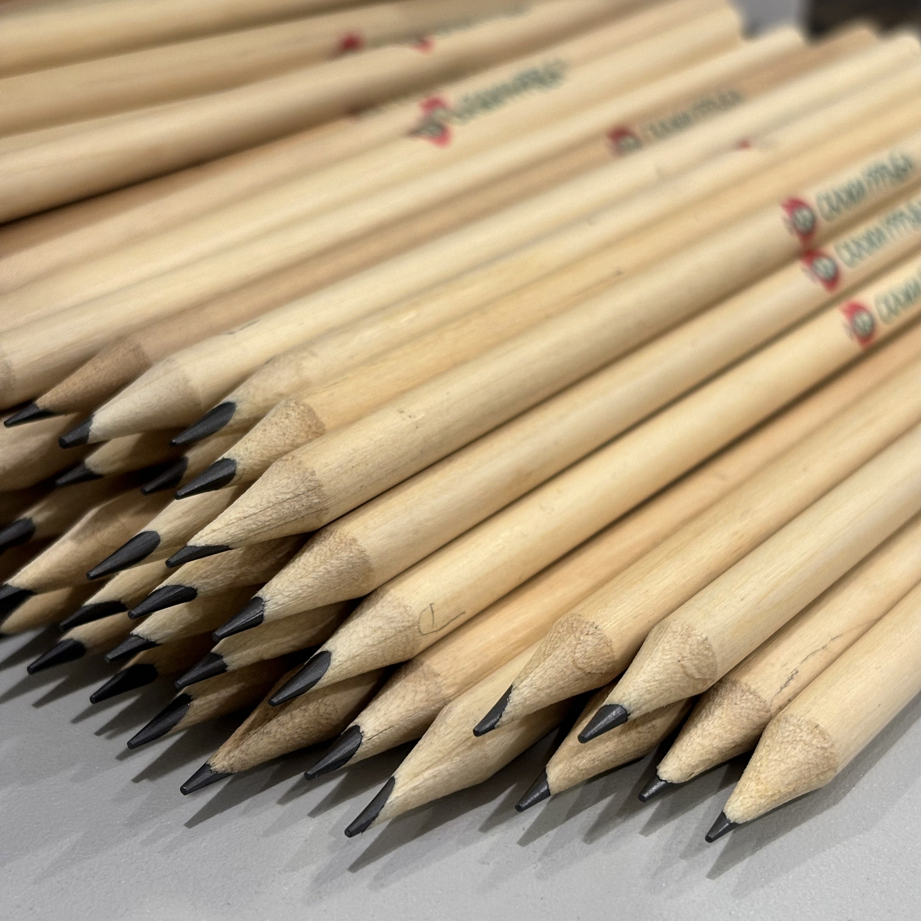 Карандаши и ручки для детского центра Скажи Рррыба