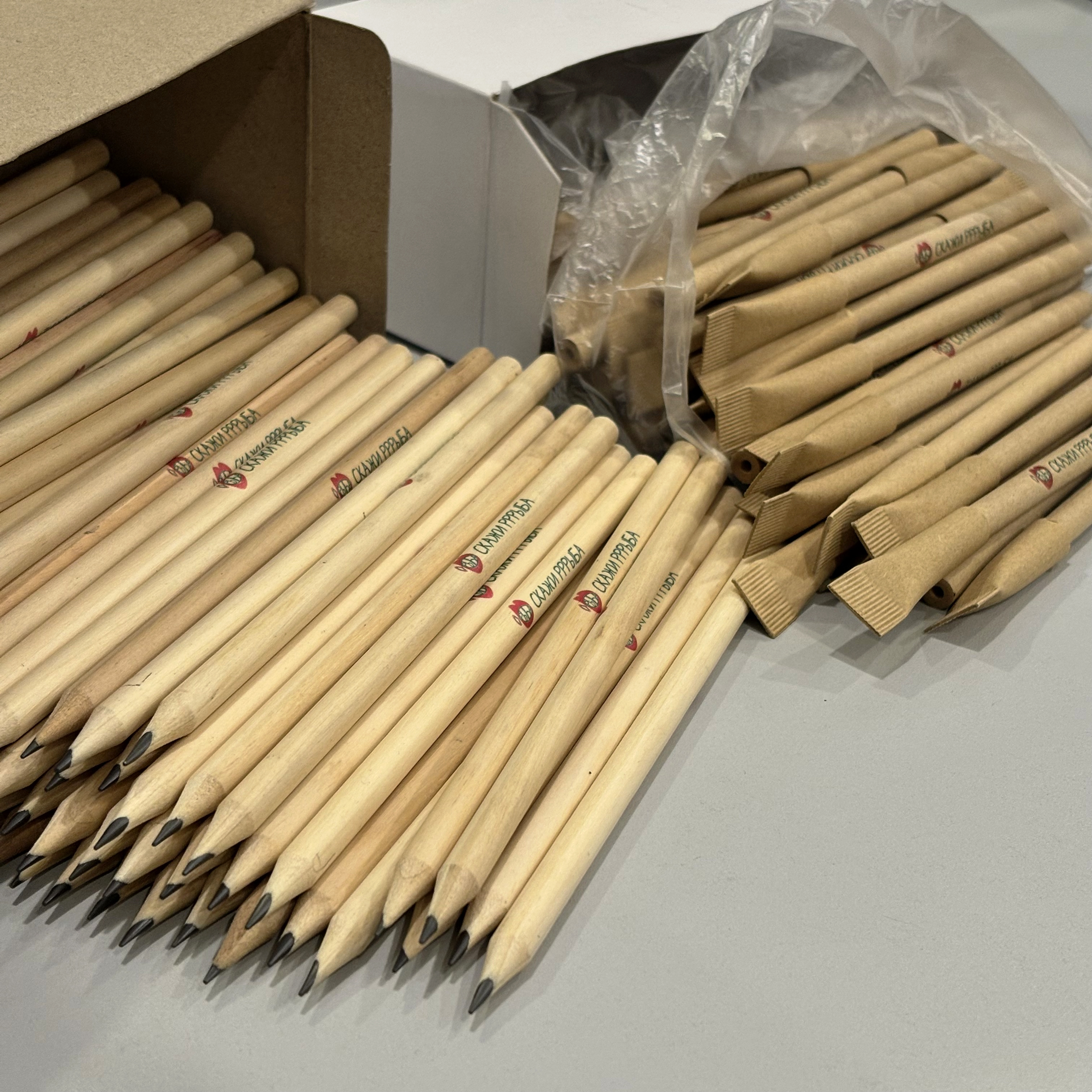 Карандаши и ручки для детского центра Скажи Рррыба