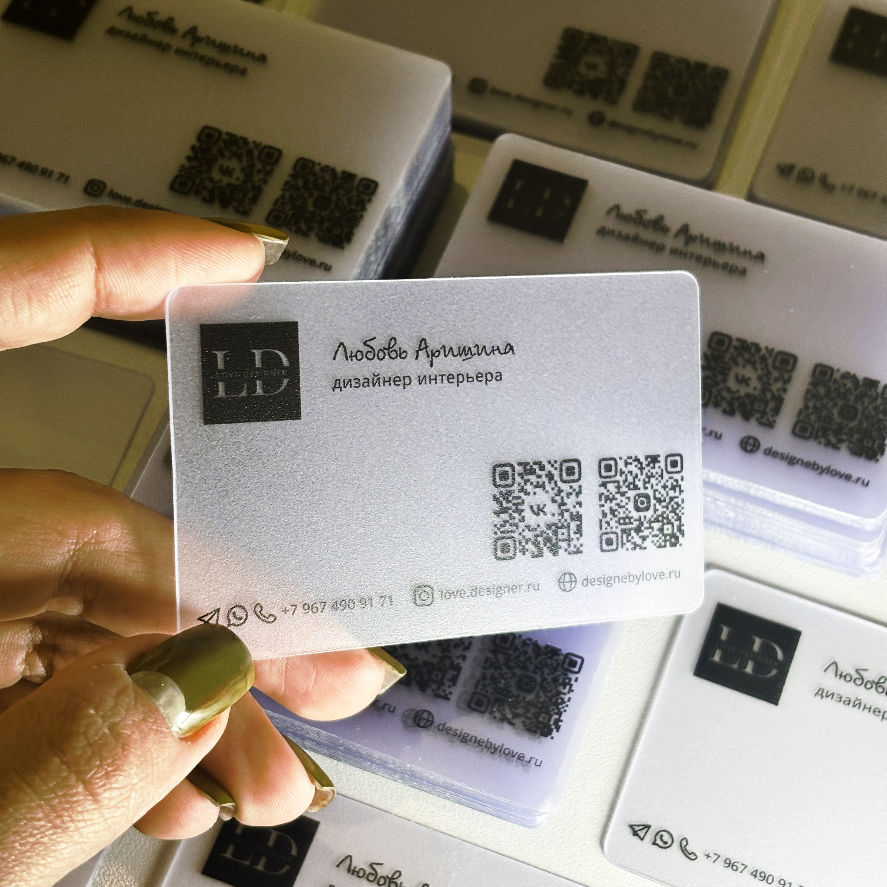 Пластиковая визитка для дизайнера интерьера