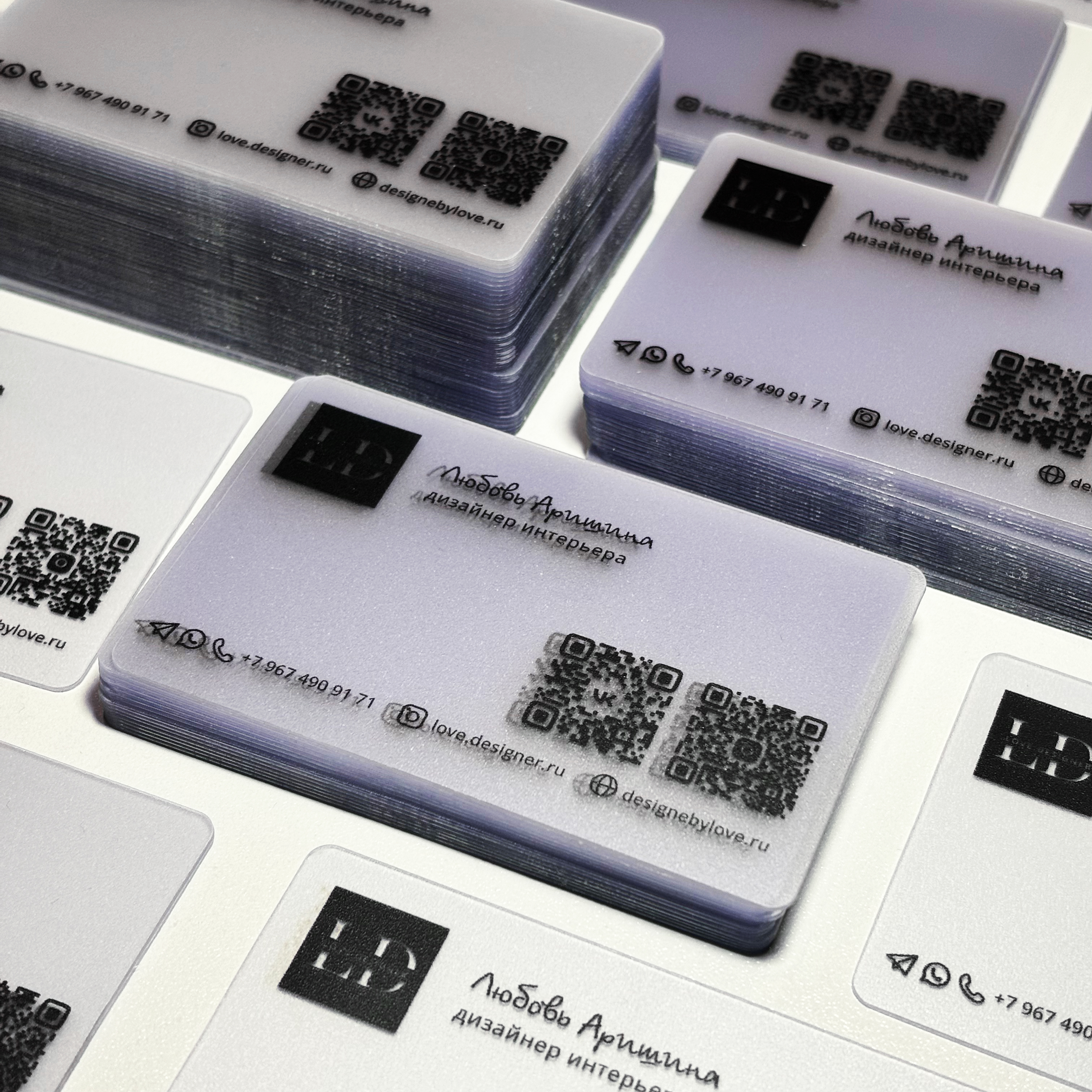 Пластиковая визитка для дизайнера интерьера