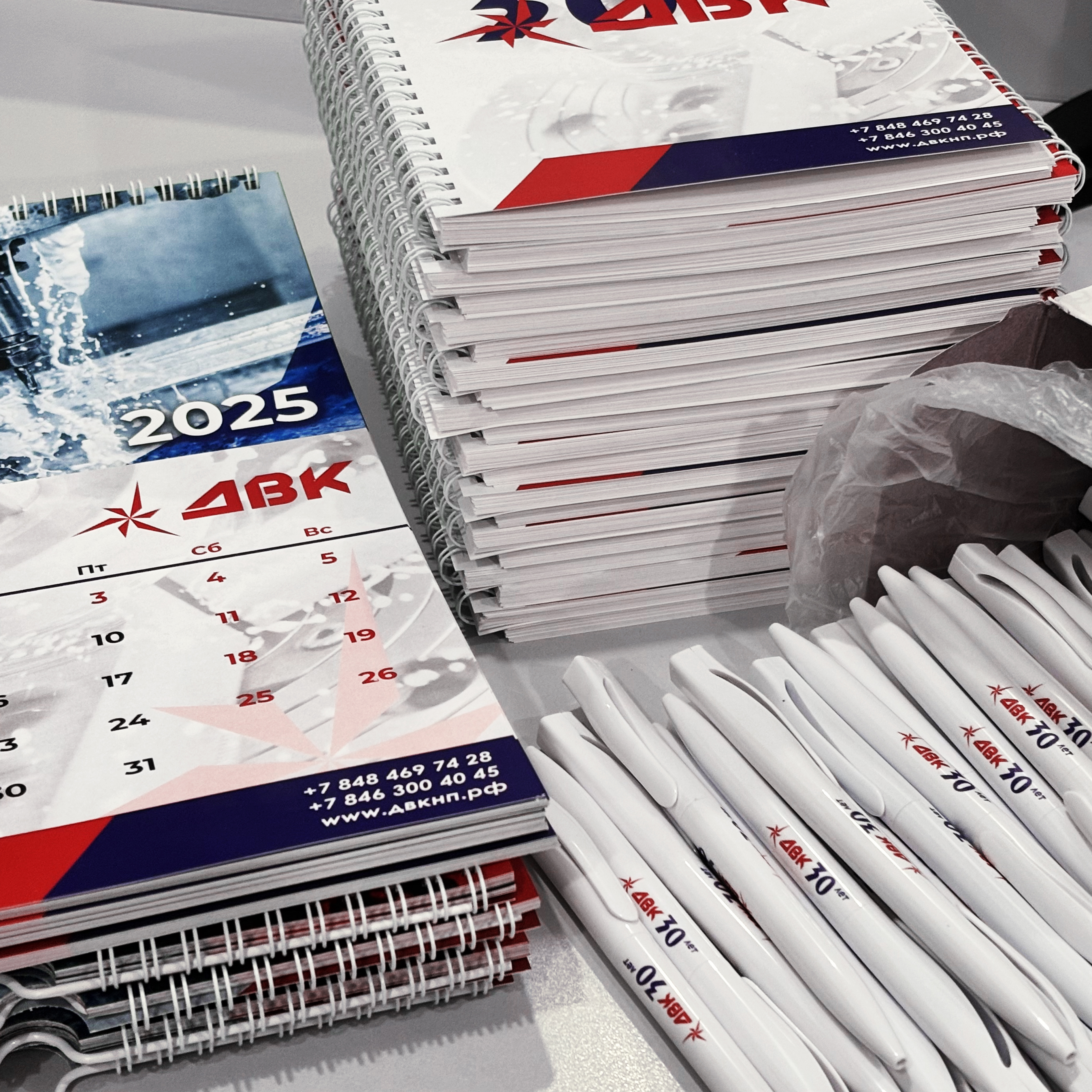 Блокноты, ручки, кружки, календари для компании ДВК