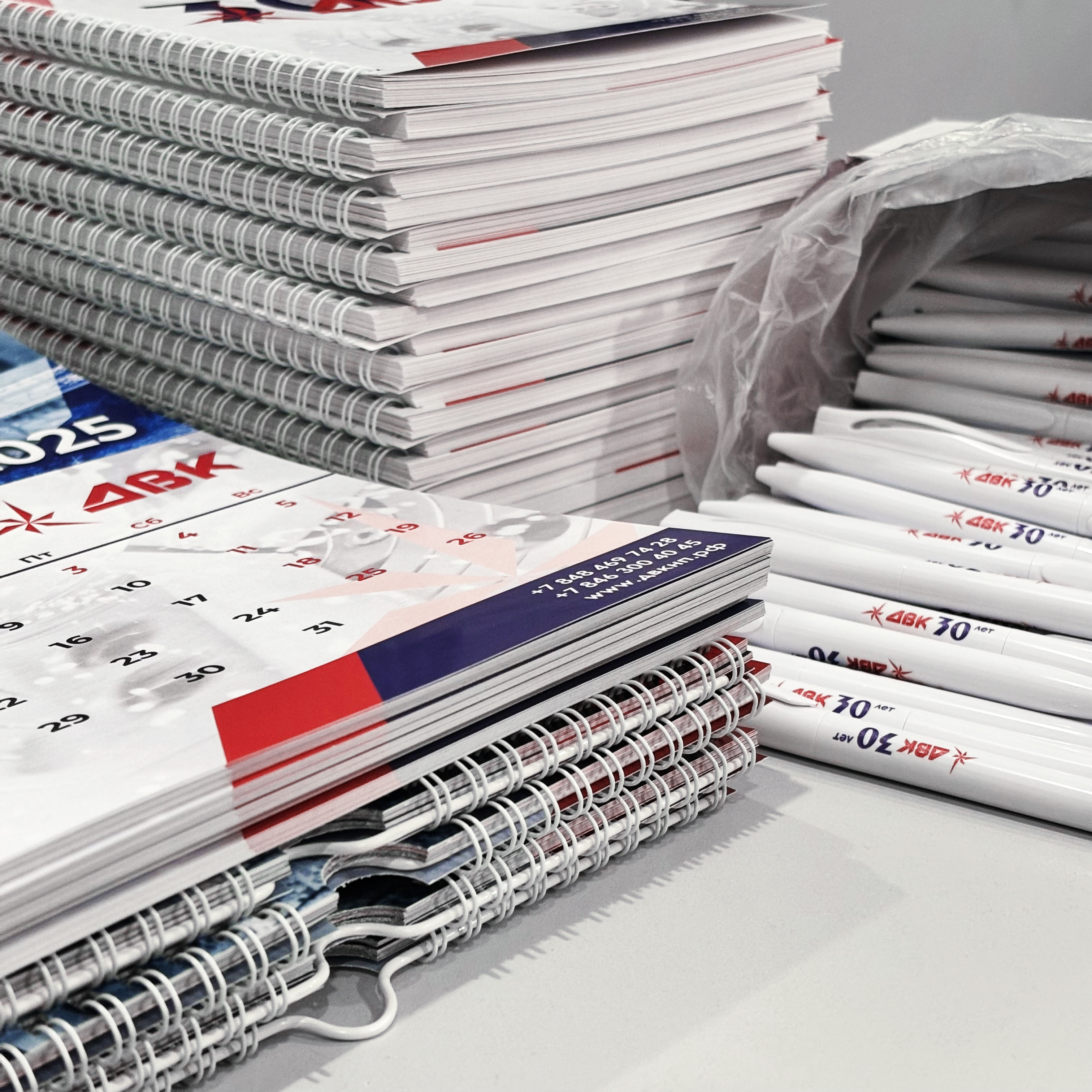 Блокноты, ручки, кружки, календари для компании ДВК