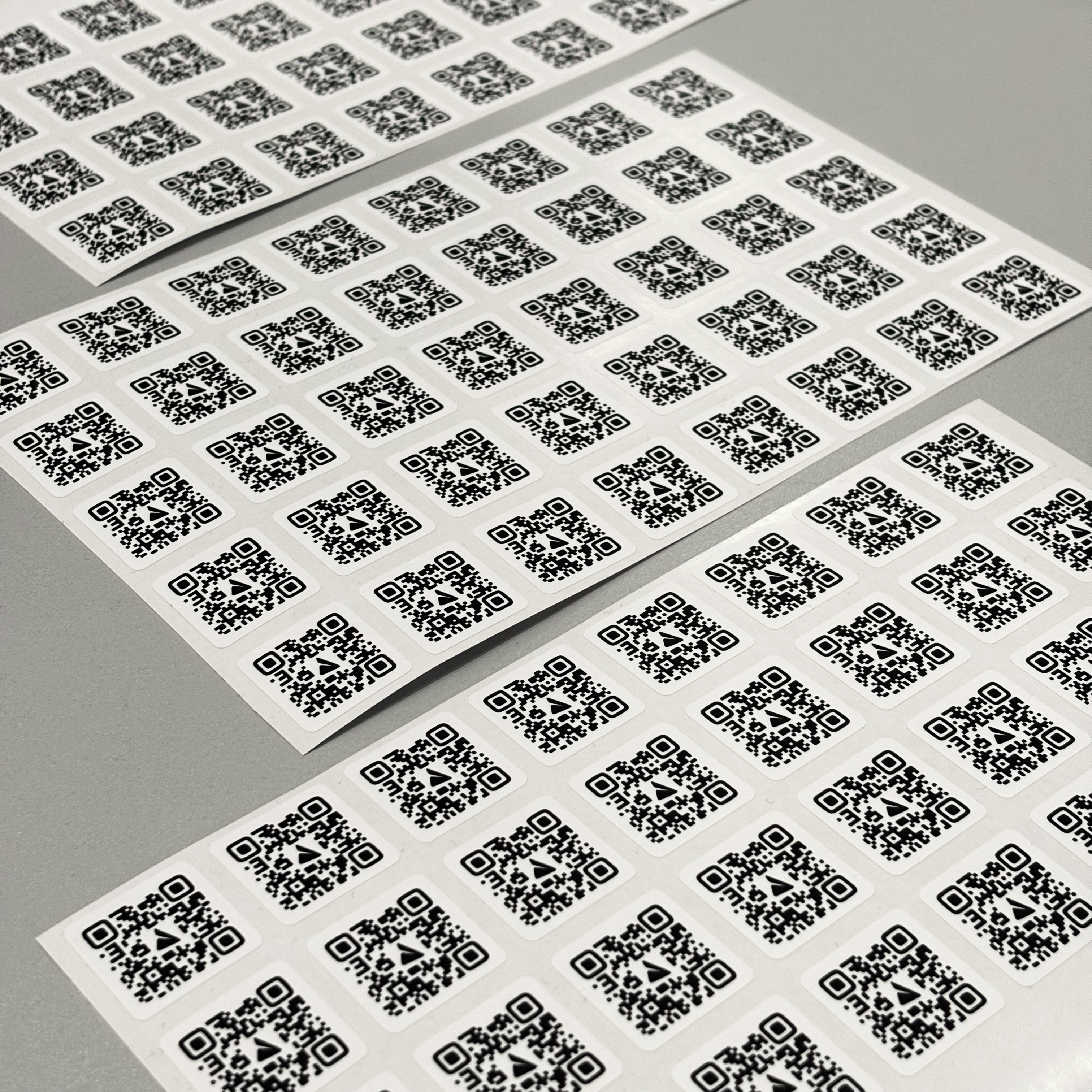 Наклейки с QR-кодом и инструкции