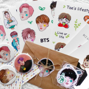 Значки, открытки и скетчбуки для художницы Анастасии Виззрд